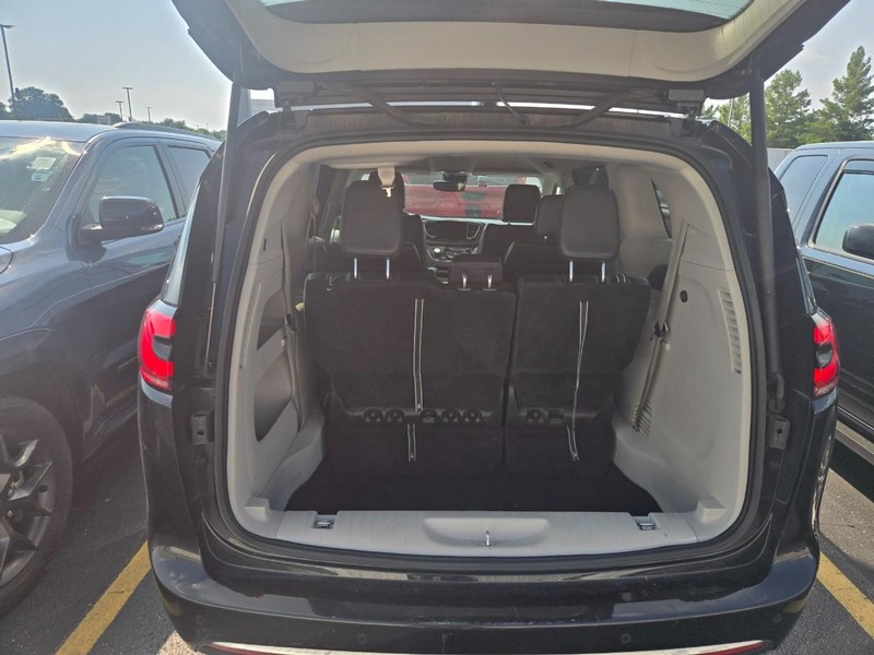Chrysler Pacifica Vehicle Full-screen Gallery Image 05