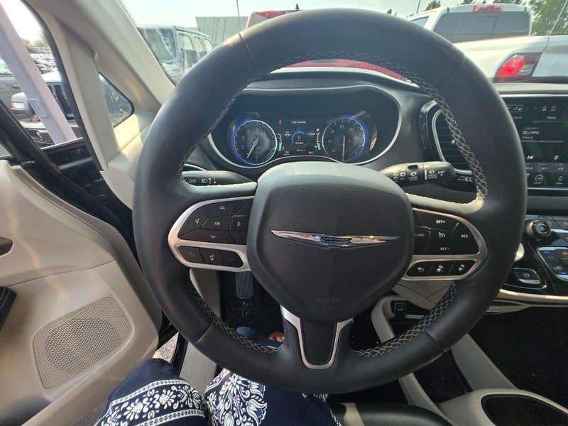 Chrysler Pacifica Vehicle Full-screen Gallery Image 08