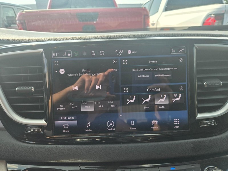 Chrysler Pacifica Vehicle Full-screen Gallery Image 09