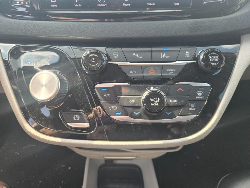 Chrysler Pacifica Vehicle Full-screen Gallery Image 10