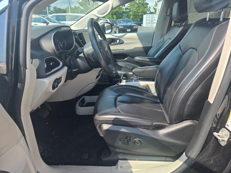 Chrysler Pacifica Vehicle Full-screen Gallery Image 11