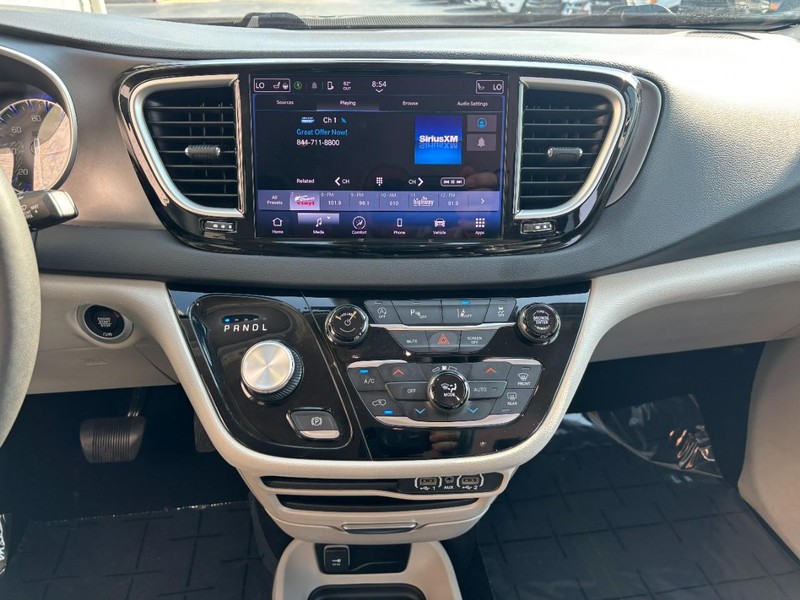 Chrysler Pacifica Vehicle Full-screen Gallery Image 12