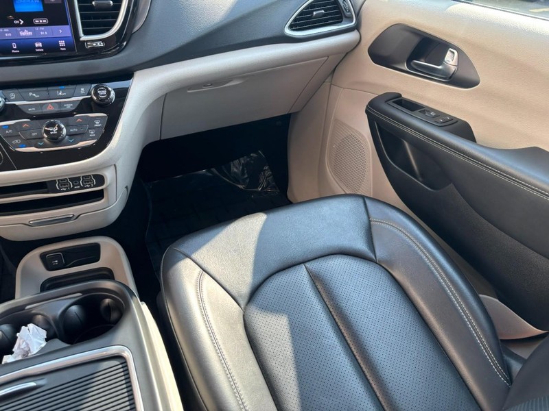Chrysler Pacifica Vehicle Full-screen Gallery Image 13
