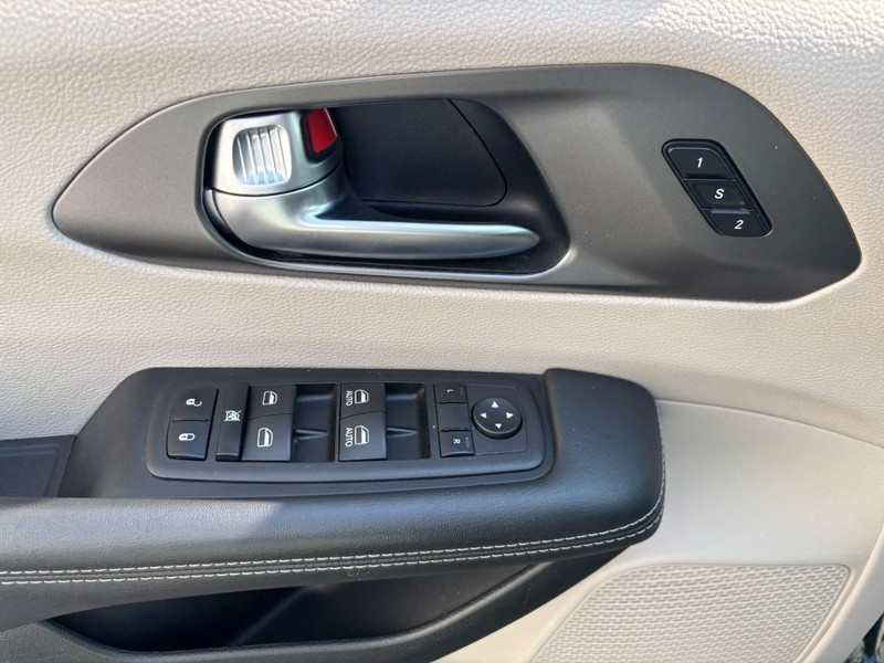 Chrysler Pacifica Vehicle Full-screen Gallery Image 14