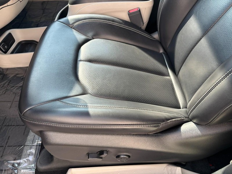 Chrysler Pacifica Vehicle Full-screen Gallery Image 15