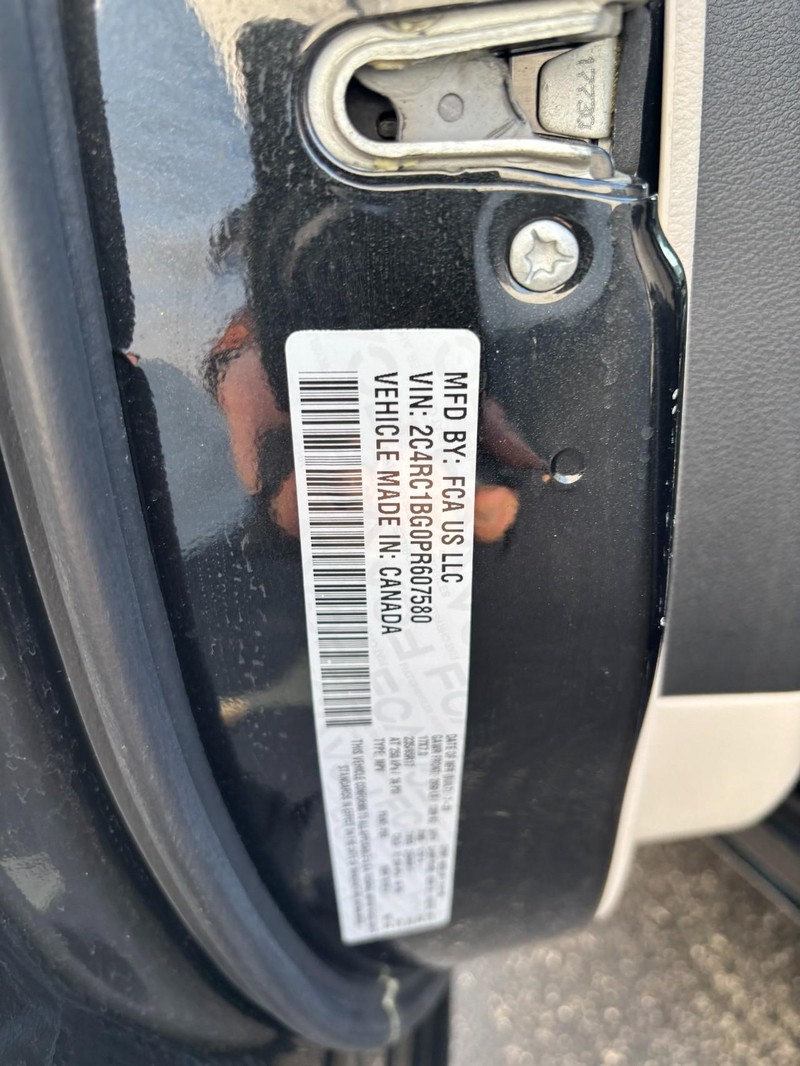 Chrysler Pacifica Vehicle Full-screen Gallery Image 16