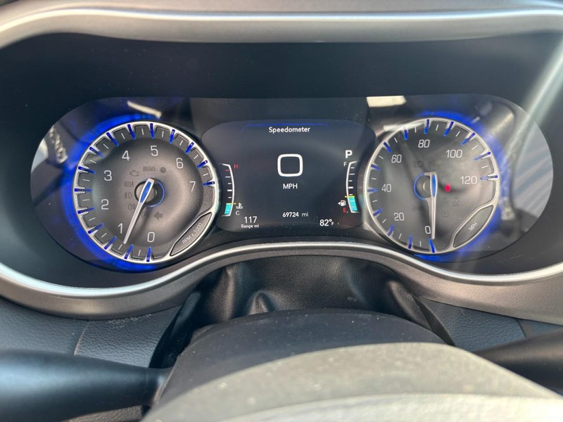 Chrysler Pacifica Vehicle Full-screen Gallery Image 17