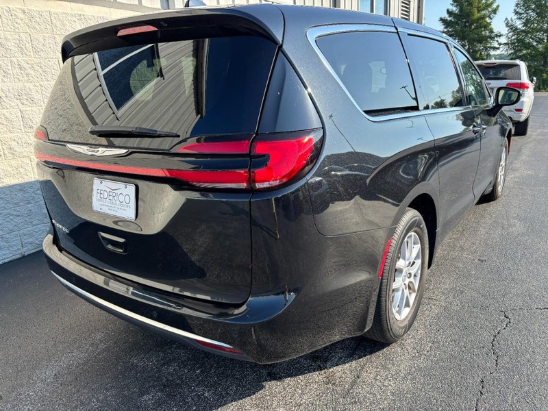 Chrysler Pacifica Vehicle Full-screen Gallery Image 03