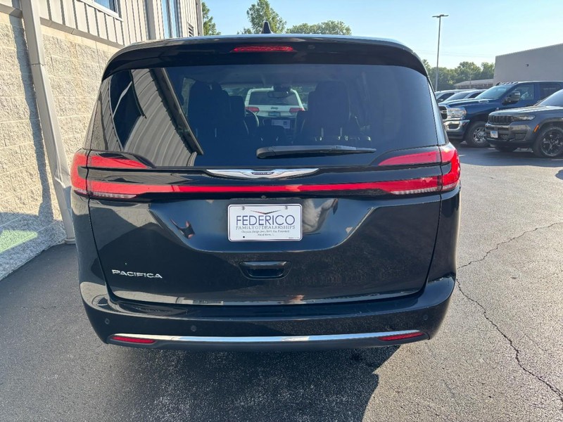Chrysler Pacifica Vehicle Full-screen Gallery Image 04