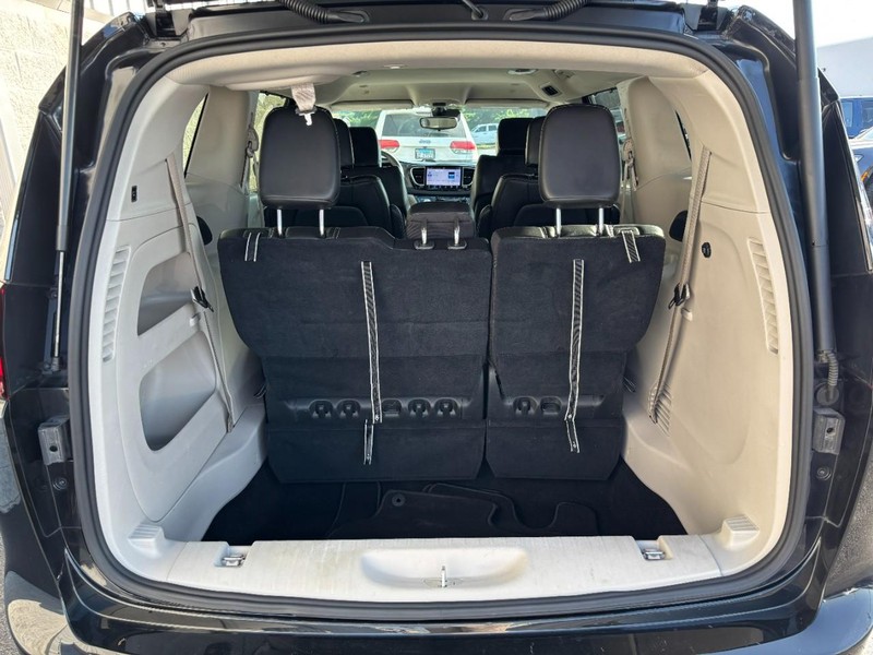 Chrysler Pacifica Vehicle Full-screen Gallery Image 06