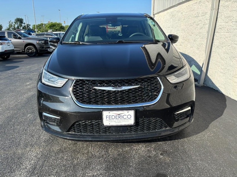 Chrysler Pacifica Vehicle Full-screen Gallery Image 08