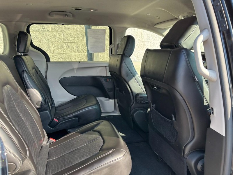 Chrysler Pacifica Vehicle Full-screen Gallery Image 09