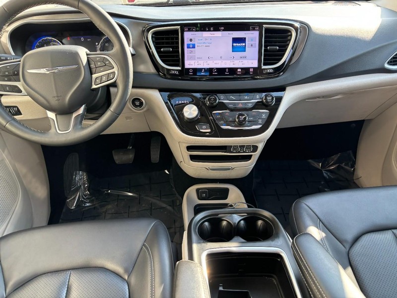 Chrysler Pacifica Vehicle Full-screen Gallery Image 10