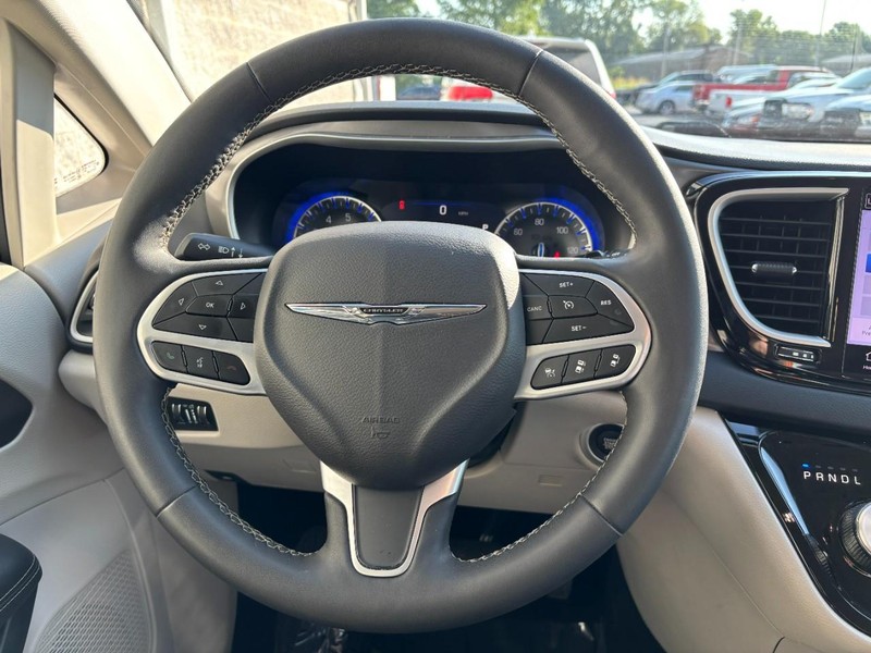 Chrysler Pacifica Vehicle Full-screen Gallery Image 11
