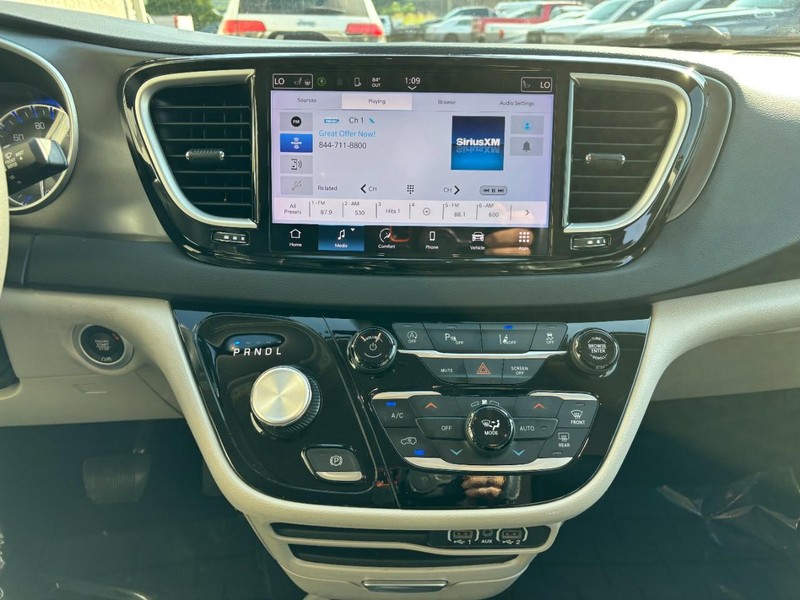 Chrysler Pacifica Vehicle Full-screen Gallery Image 12