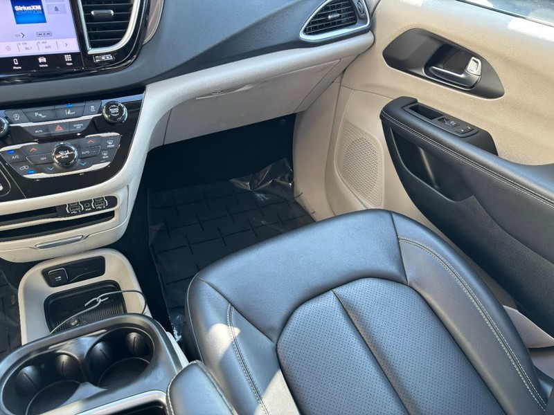 Chrysler Pacifica Vehicle Full-screen Gallery Image 13