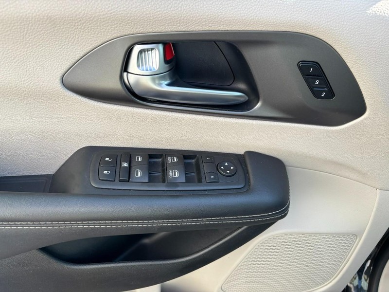 Chrysler Pacifica Vehicle Full-screen Gallery Image 14