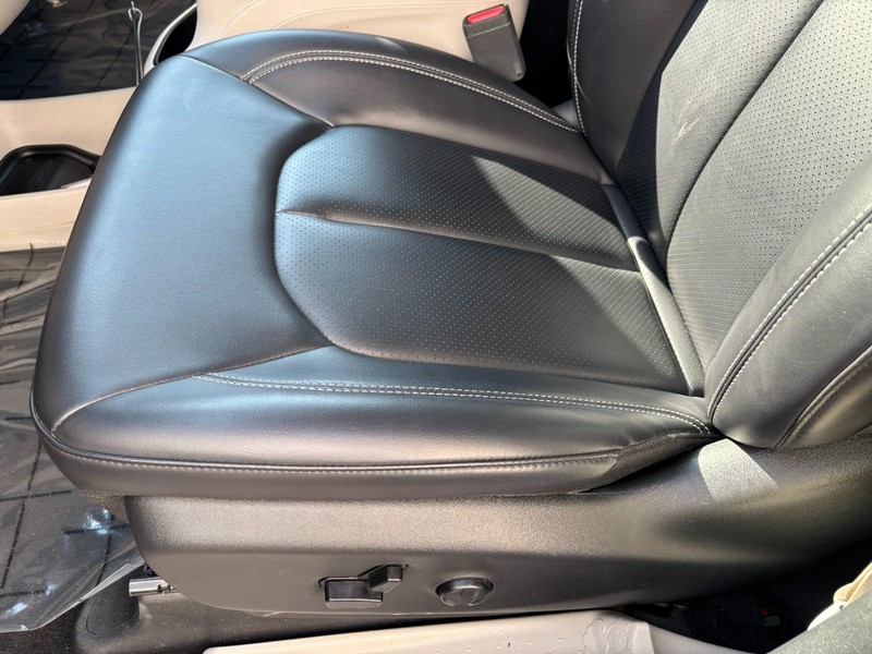Chrysler Pacifica Vehicle Full-screen Gallery Image 15