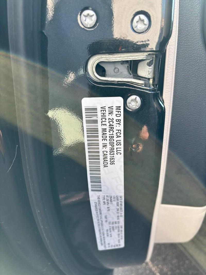 Chrysler Pacifica Vehicle Full-screen Gallery Image 16