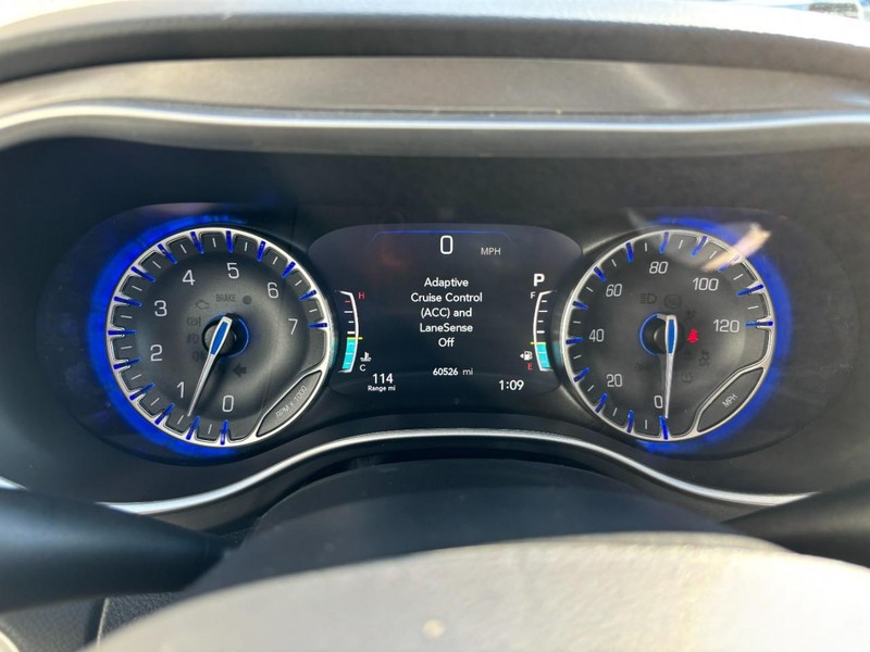 Chrysler Pacifica Vehicle Full-screen Gallery Image 17