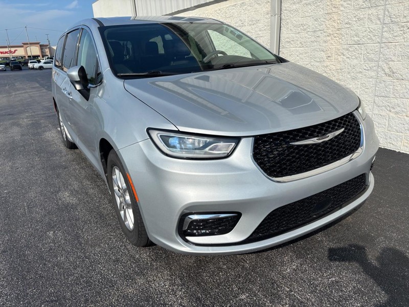 Chrysler Pacifica Vehicle Full-screen Gallery Image 02