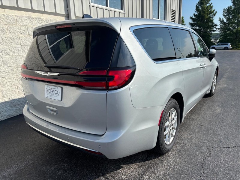 Chrysler Pacifica Vehicle Full-screen Gallery Image 03