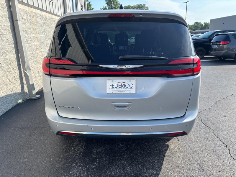 Chrysler Pacifica Vehicle Full-screen Gallery Image 04