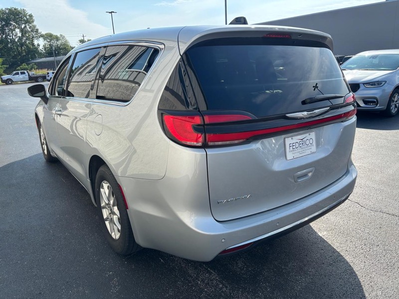 Chrysler Pacifica Vehicle Full-screen Gallery Image 05