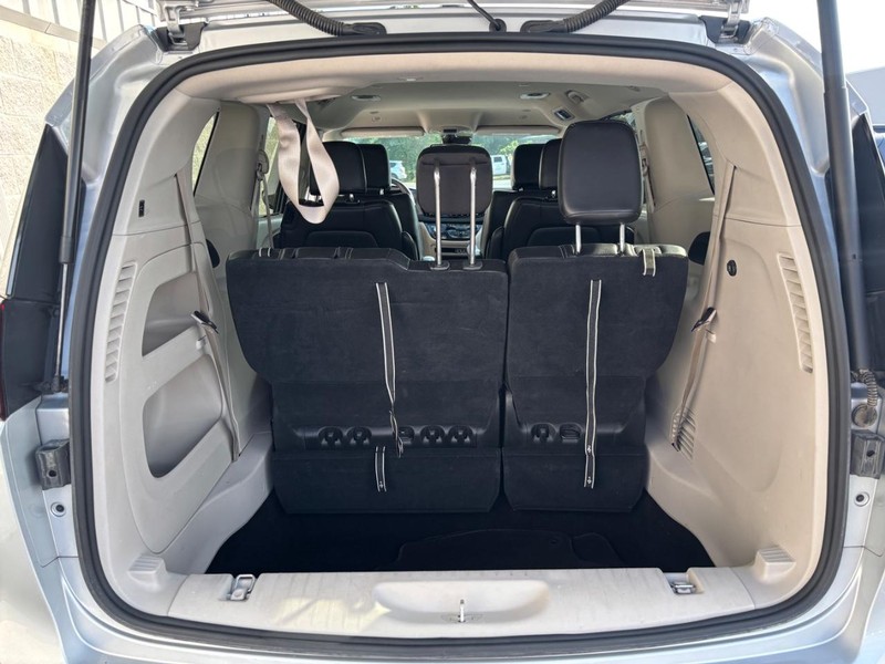Chrysler Pacifica Vehicle Full-screen Gallery Image 06