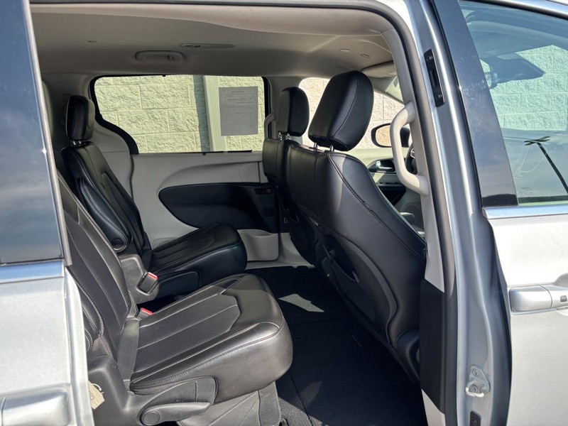 Chrysler Pacifica Vehicle Full-screen Gallery Image 09