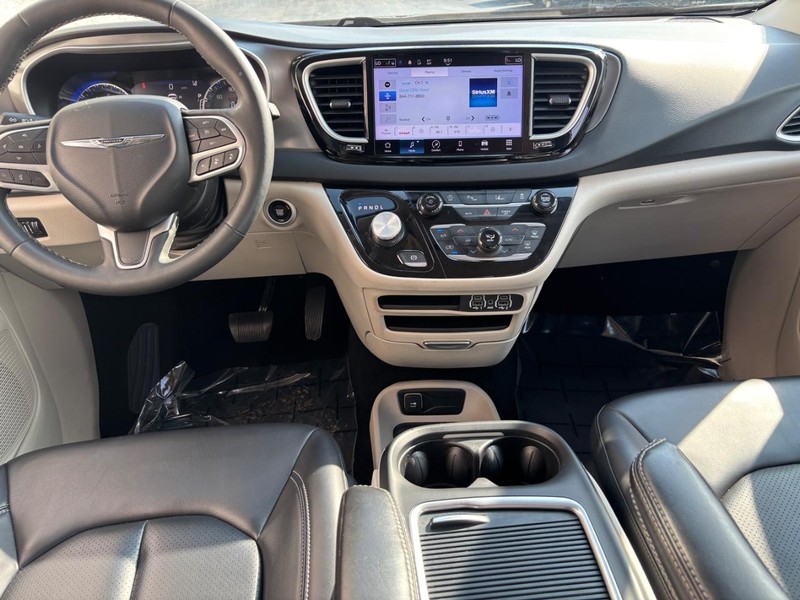 Chrysler Pacifica Vehicle Full-screen Gallery Image 10