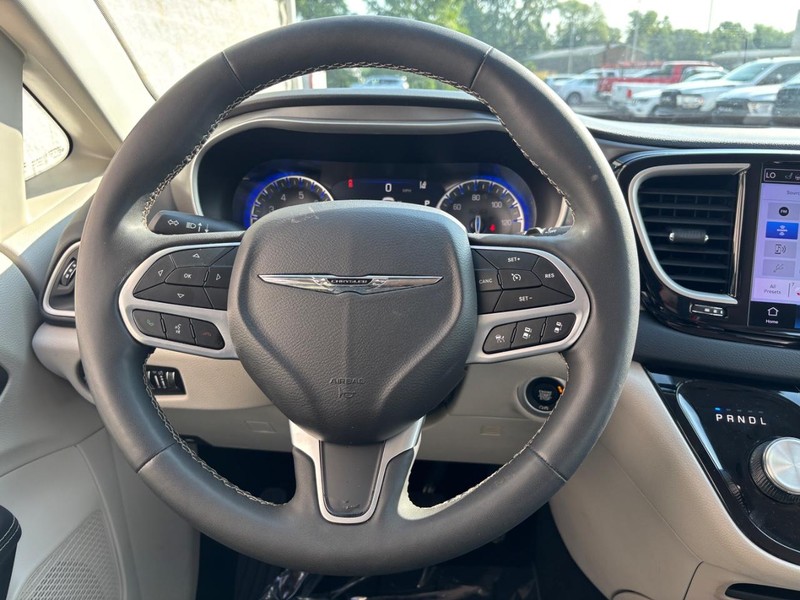 Chrysler Pacifica Vehicle Full-screen Gallery Image 11