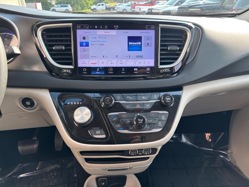 Chrysler Pacifica Vehicle Full-screen Gallery Image 12