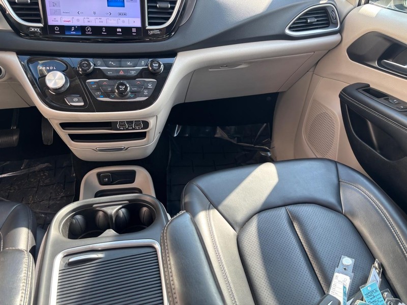 Chrysler Pacifica Vehicle Full-screen Gallery Image 13