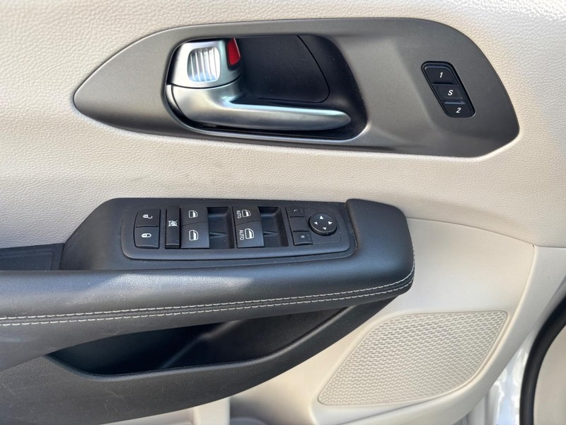 Chrysler Pacifica Vehicle Full-screen Gallery Image 14