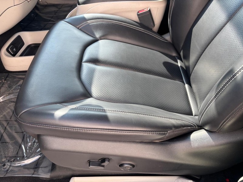 Chrysler Pacifica Vehicle Full-screen Gallery Image 15