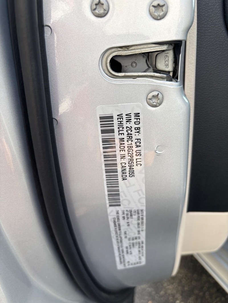 Chrysler Pacifica Vehicle Full-screen Gallery Image 16