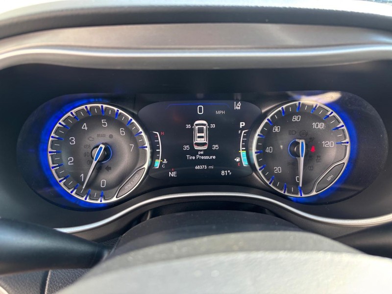 Chrysler Pacifica Vehicle Full-screen Gallery Image 17