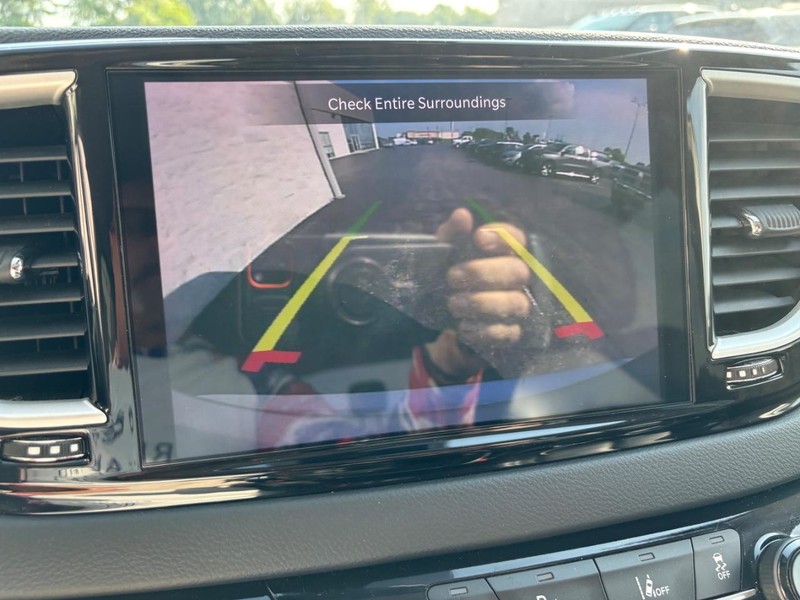Chrysler Pacifica Vehicle Full-screen Gallery Image 18