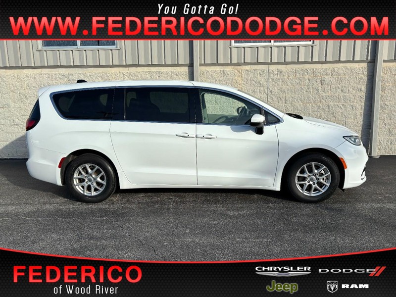 Chrysler Pacifica Vehicle Full-screen Gallery Image 01