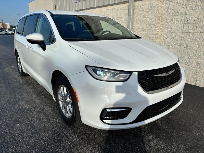 Chrysler Pacifica Vehicle Full-screen Gallery Image 02