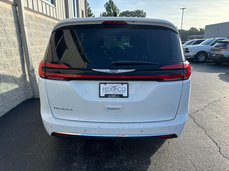 Chrysler Pacifica Vehicle Full-screen Gallery Image 04