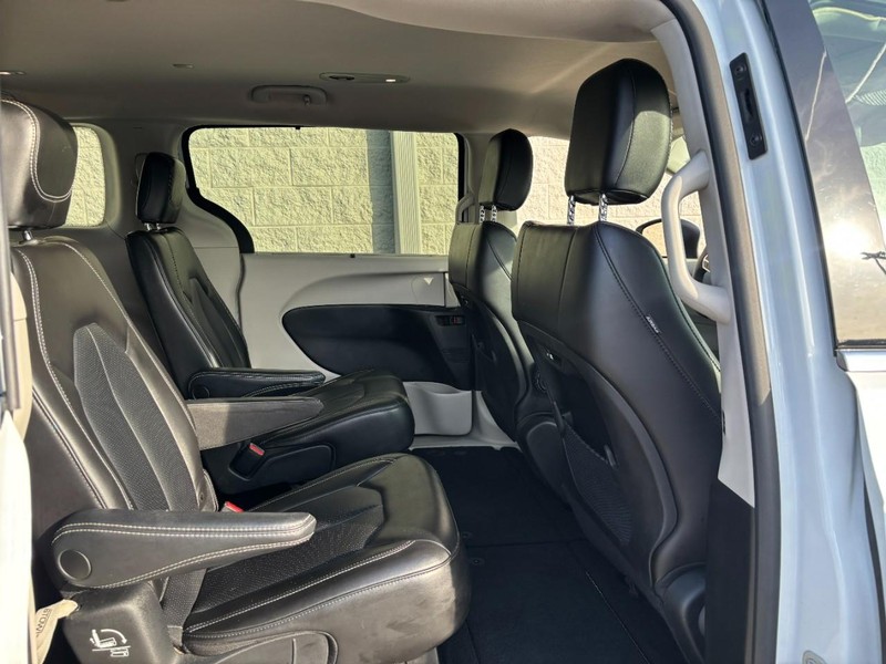 Chrysler Pacifica Vehicle Full-screen Gallery Image 09