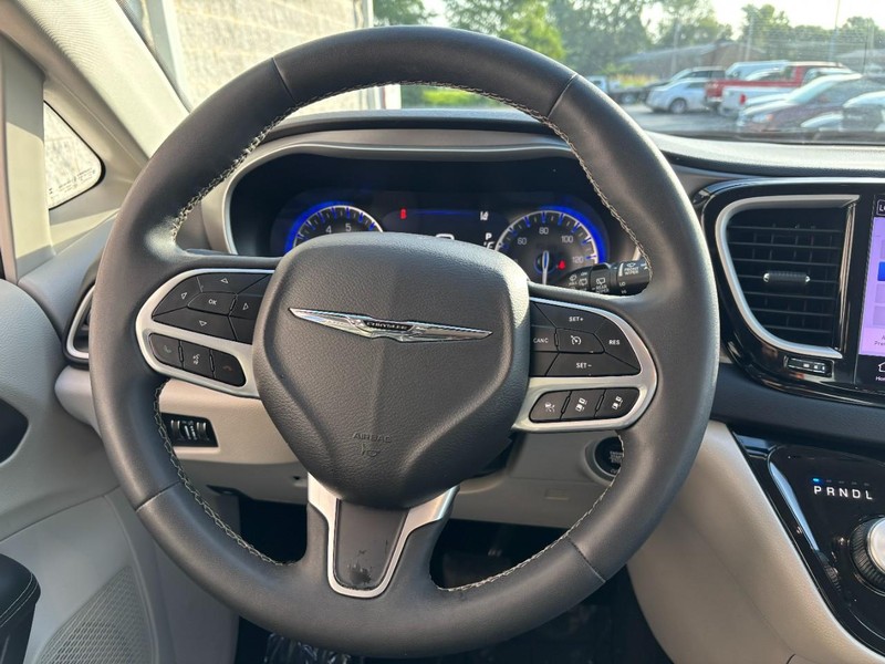 Chrysler Pacifica Vehicle Full-screen Gallery Image 11