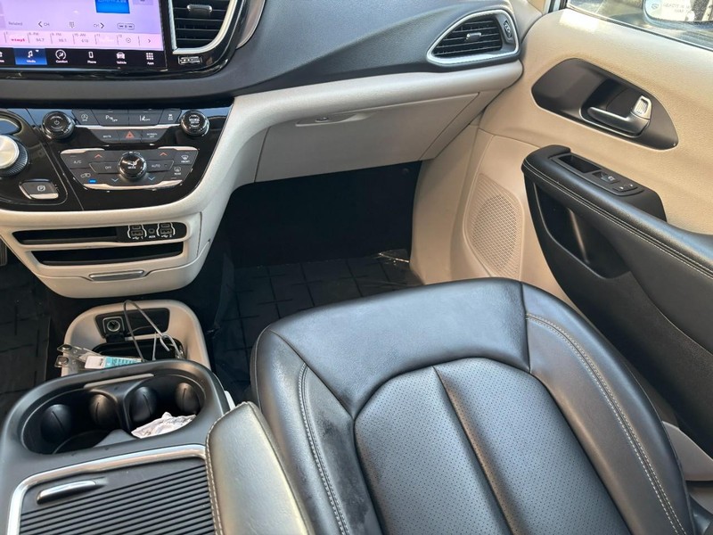 Chrysler Pacifica Vehicle Full-screen Gallery Image 13