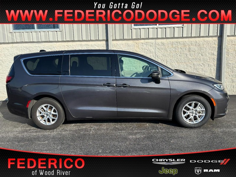 Chrysler Pacifica Vehicle Full-screen Gallery Image 01