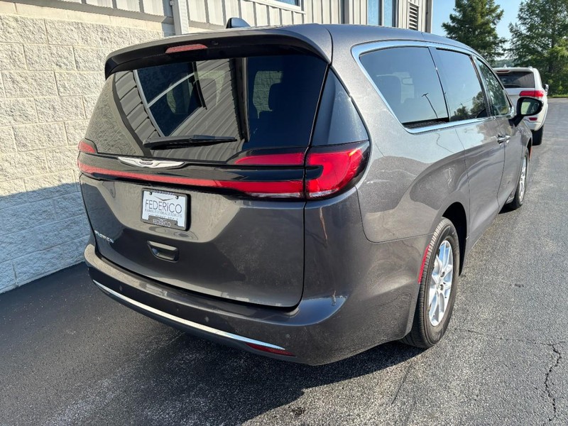 Chrysler Pacifica Vehicle Full-screen Gallery Image 03