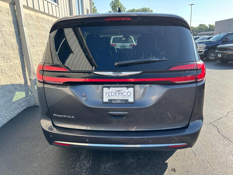 Chrysler Pacifica Vehicle Full-screen Gallery Image 04