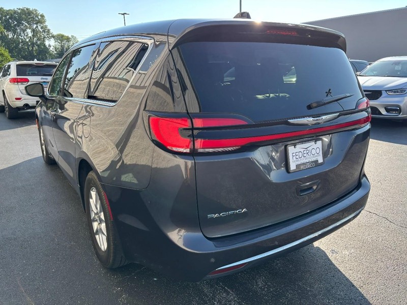Chrysler Pacifica Vehicle Full-screen Gallery Image 05