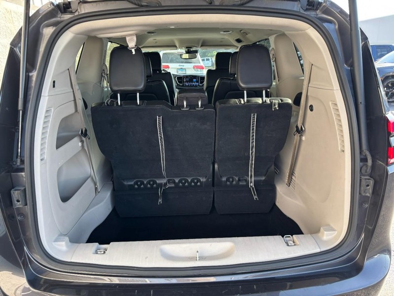 Chrysler Pacifica Vehicle Full-screen Gallery Image 06